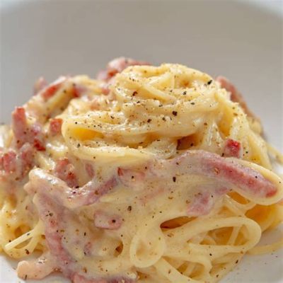   Spaghetti alla Carbonara:  A Symphony of Creamy Indulgence and Salty Delight!