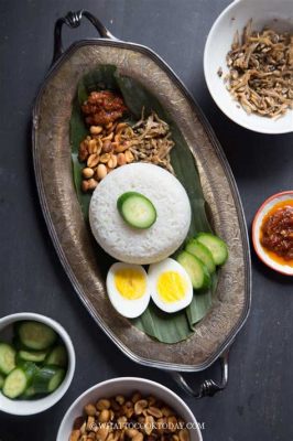  Nasi Lemak:  A Symphony of Aromatic Coconut Rice and Spicy sambal