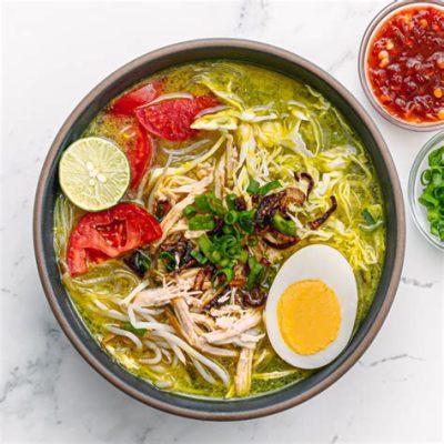  Soto Ayam: ซุปไก่หอมกรุ่นที่ห่อหุ้มด้วยเครื่องเทศและความเผ็ดร้อน!